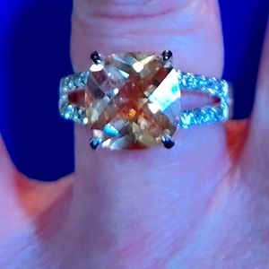 🍒 FREE w/any purchase 🍒 Fashion jewelry ring ( Large stone, amber in color)
